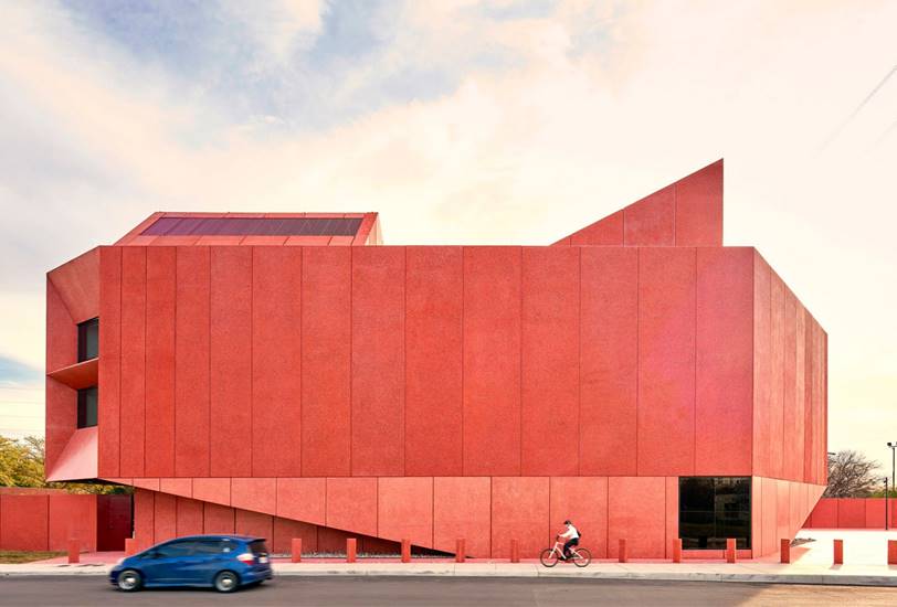 Fachada lateral del museo de arte Ruby City, en San Antonio (Texas) donde se aprecian las aristas y fuerte tonalidad del proyecto de David Adjaye