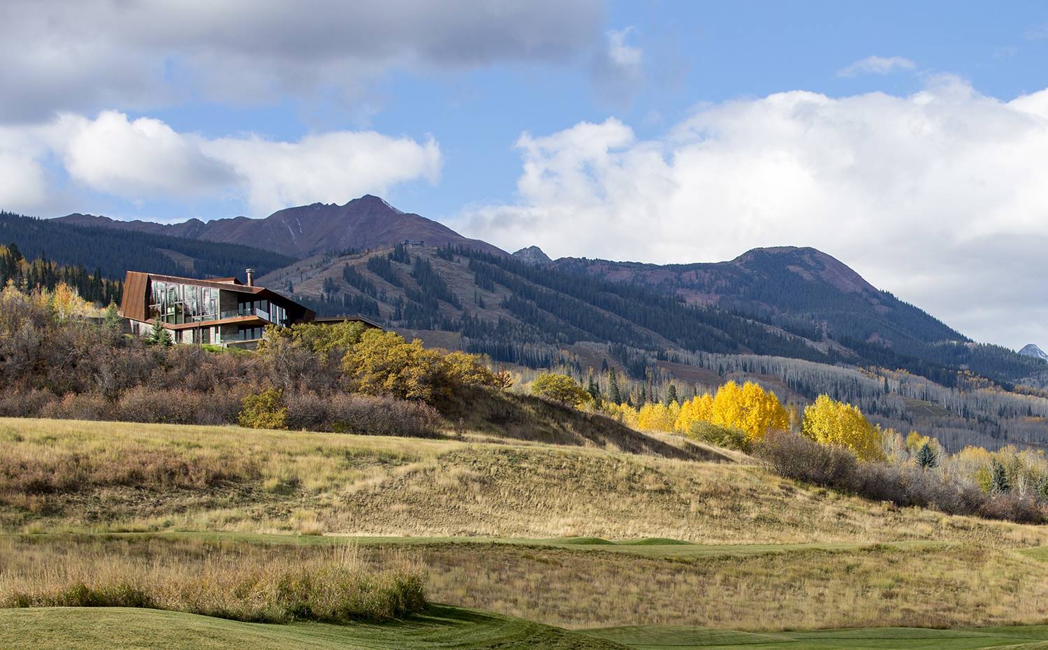 Paisaje de Porland, Estados Unidos, con la vivienda a lo lejos. La casa, de 390 metros cuadrados, se encuentra en una colina cerca de la ciudad de Snowmass, en el estado estadounidense de Colorado, un destino popular para los deportes de invierno.