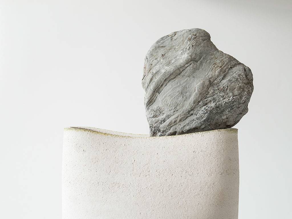 Jarrón con piedra de Martín de Azúa