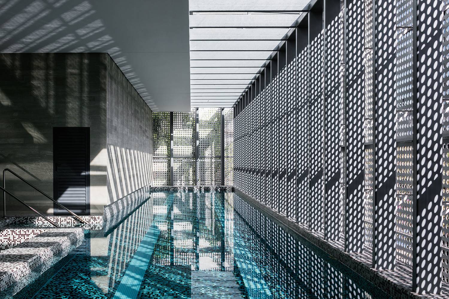 Detalle de la piscina cubierta de la Torre Itaim en São Paulo.