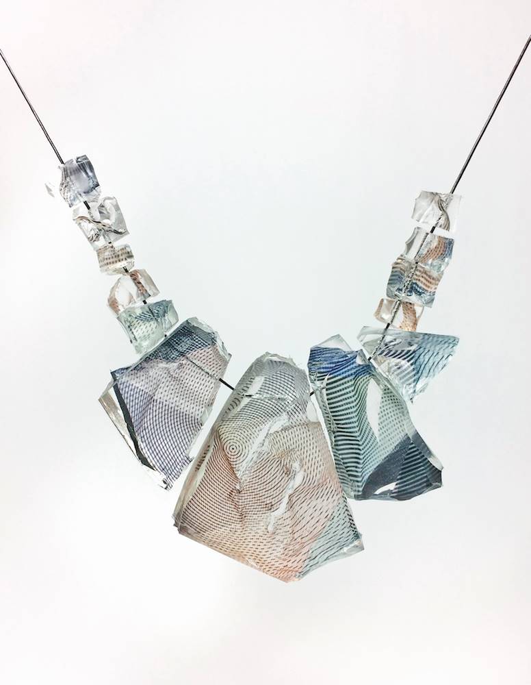 Collar con tela para Rocks Jewellery. La colaboración que el duo de diseñadores hizo con Bilge Nur Saltik se transformó en piezas distorsionadas por Ron Arad en una colección para