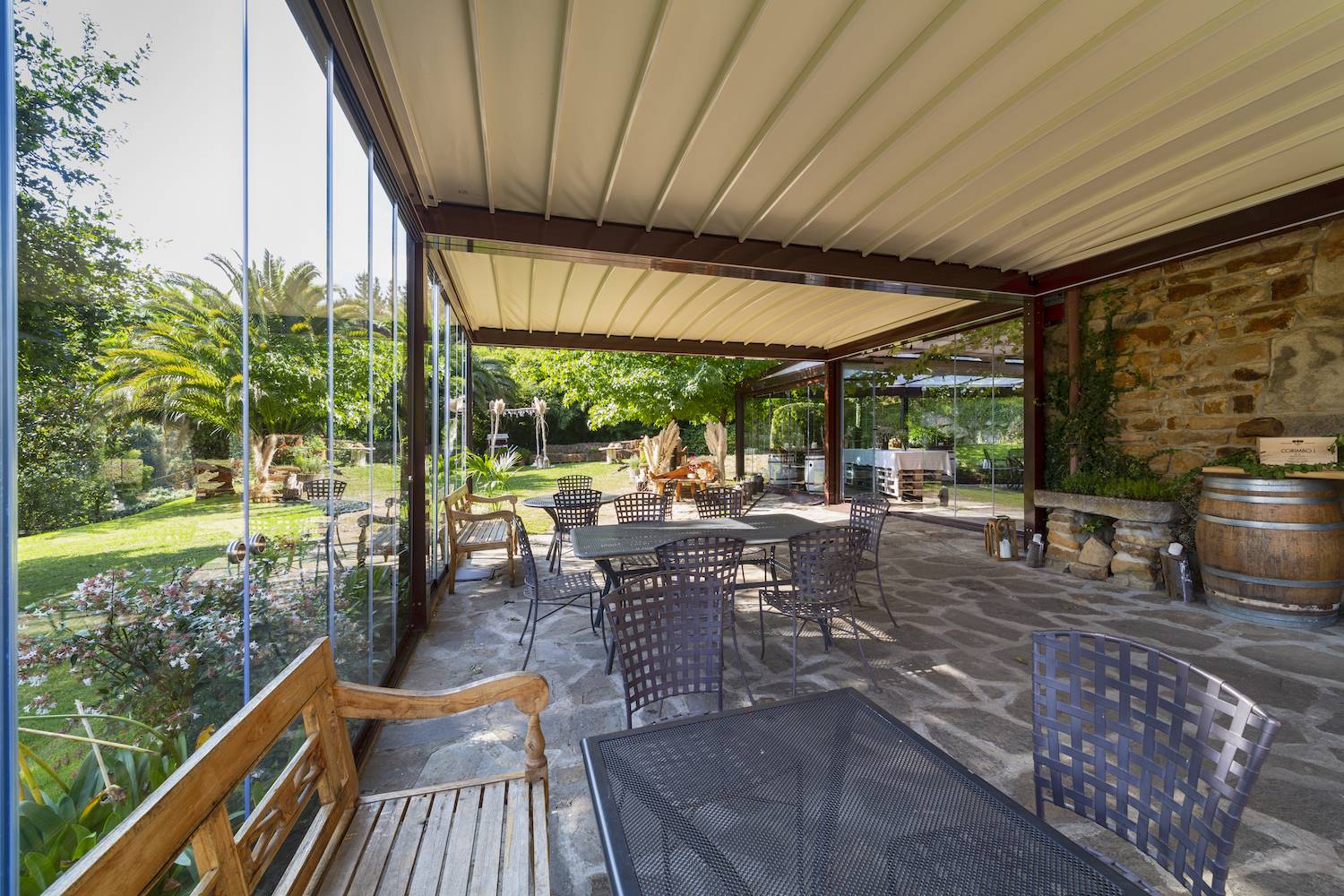 KE  Gennius Ibérica, empresa líder en piezas de exterior, encontró en las pérgolas Gennius Isola 2 la solución perfecta para poder utilizar la terraza y disfrutar de los jardines 