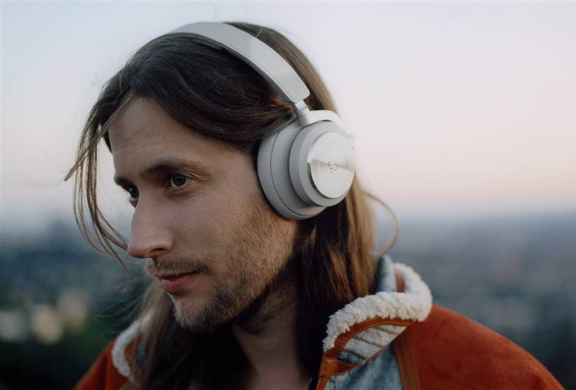 Beoplay H9i, de Bang & Olufsen y Rimowa.