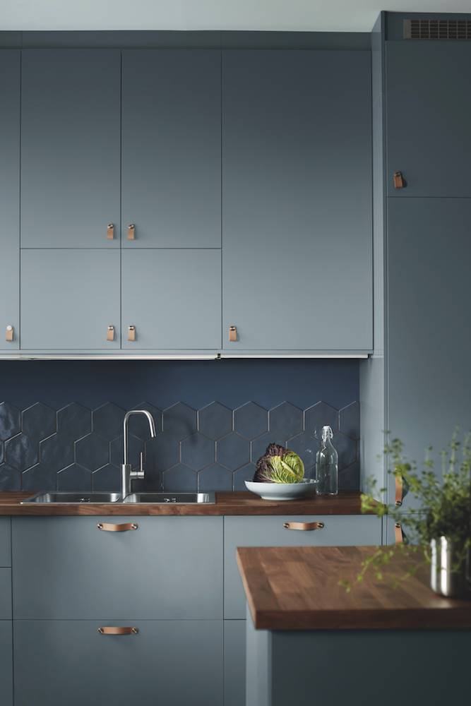 Cocina con muebles de color azul y frontal de azulejos hexagonales