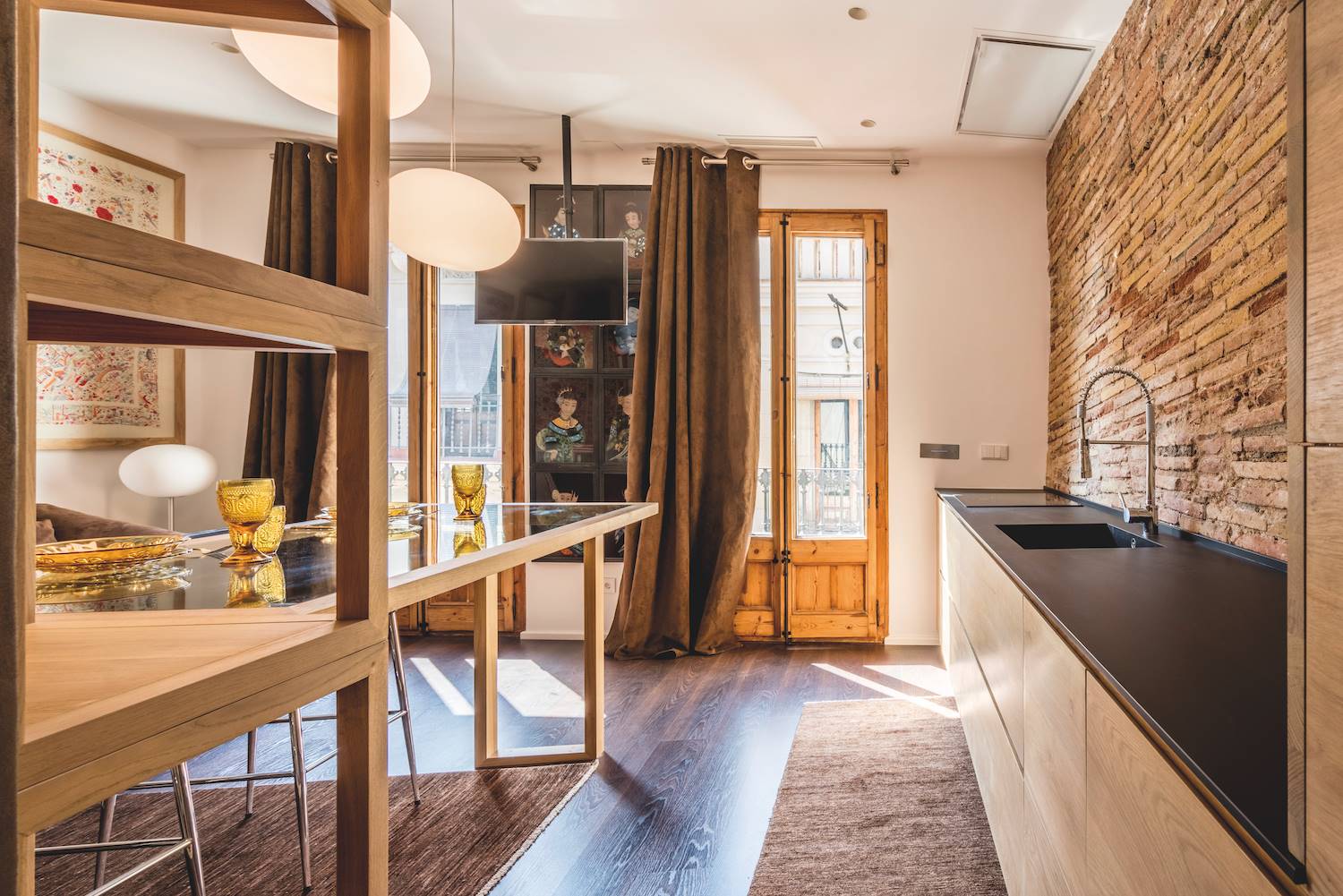 Cocina de madera con pared de ladrillo