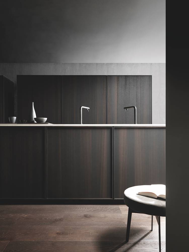 Cocina en isla con frontales de madera