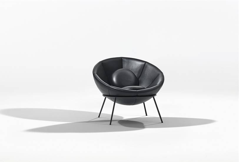 La primera Bowl Chair era de piel negra.