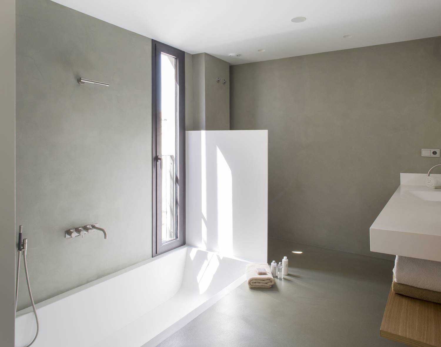 Baño de ático del ático del Eixample por La Casa por el Tejado. 