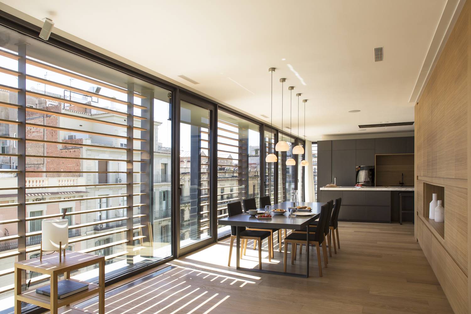 Cocina abierta de ático en el Eixample por La Casa por el Tejado. 