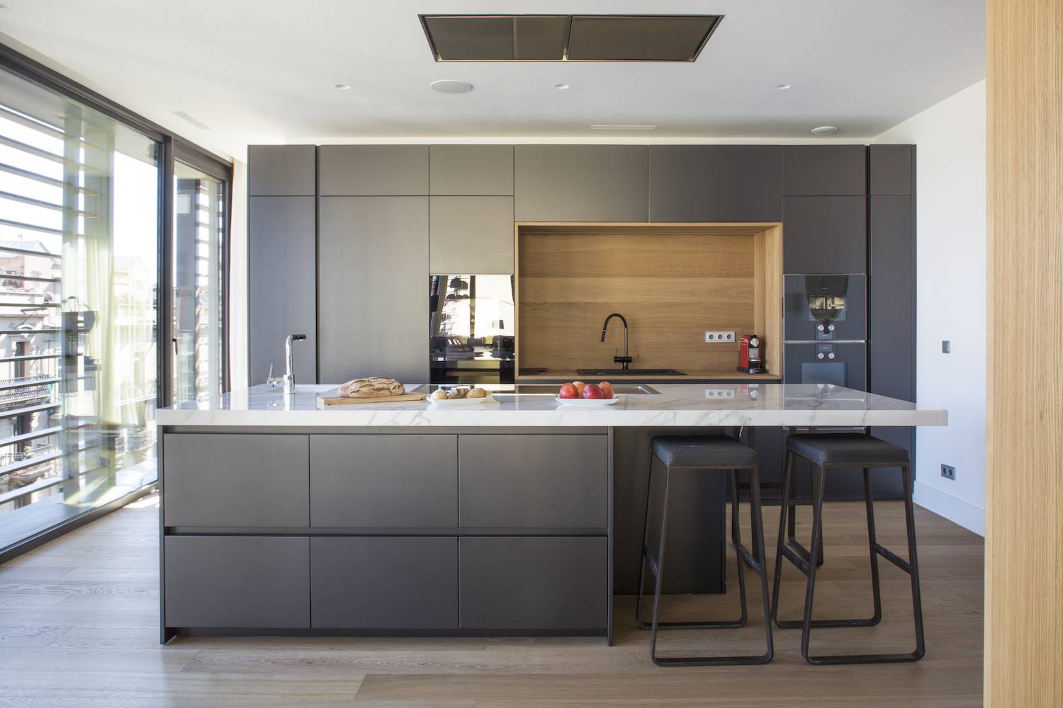 Cocina de ático del Eixample por La Casa por el Tejado. 