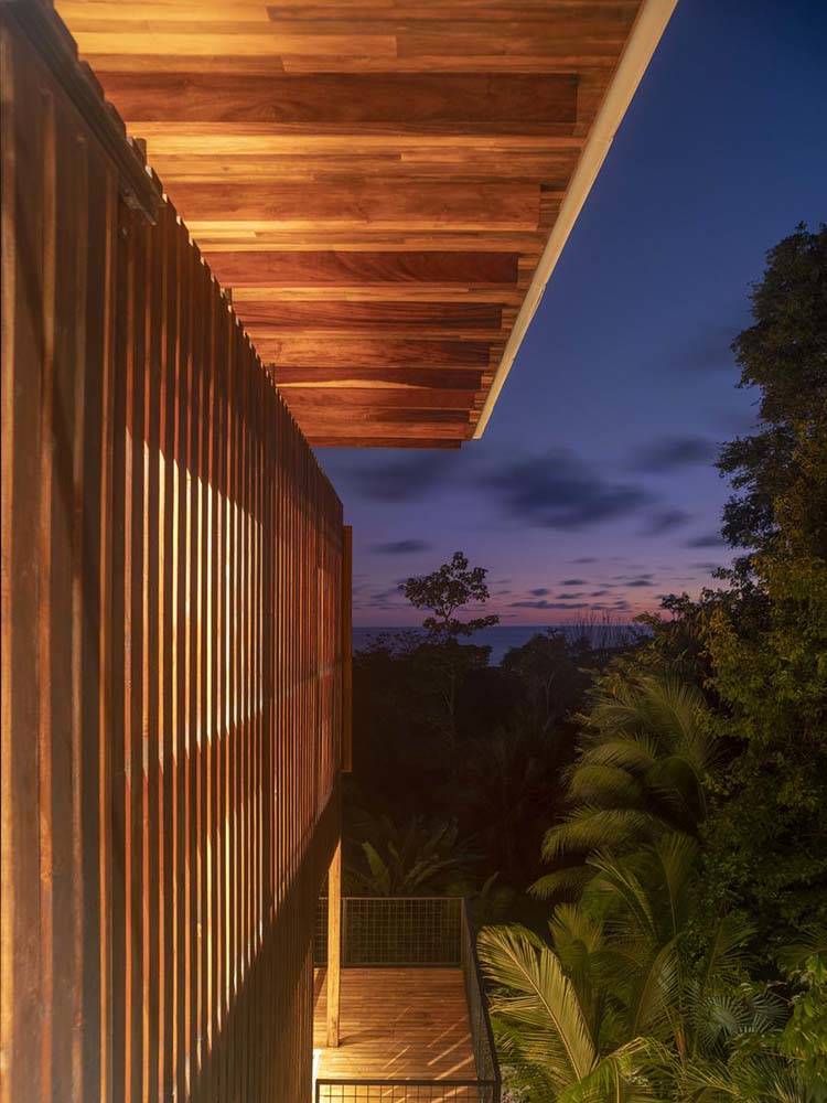 Detalle estrucutra edificio en listones de madera, techo de madera. Construida en su totalidad en madera de teca recolectada de la zona,  la casa está diseñada para funcionar de manera pasiva y permanecer abierta en medio de un ambiente semitrópico templado.