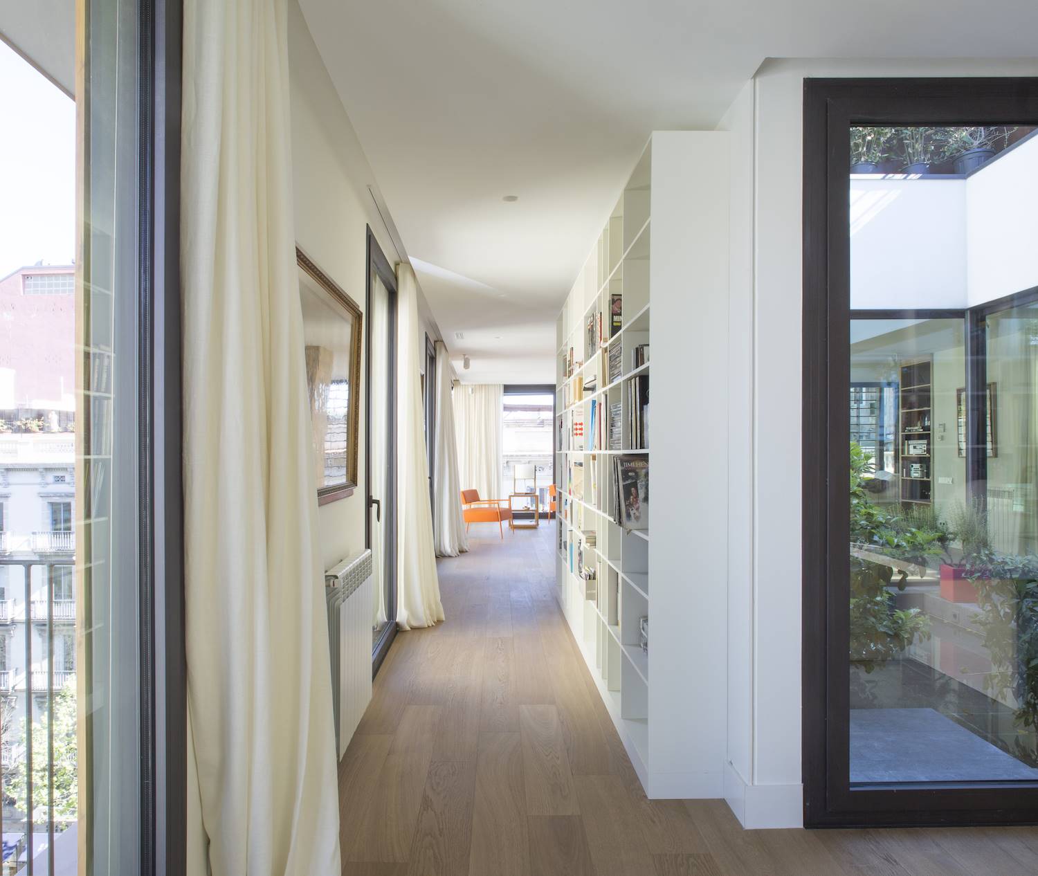 Pasillo librería del ático del Eixample por La Casa por el Tejado. 