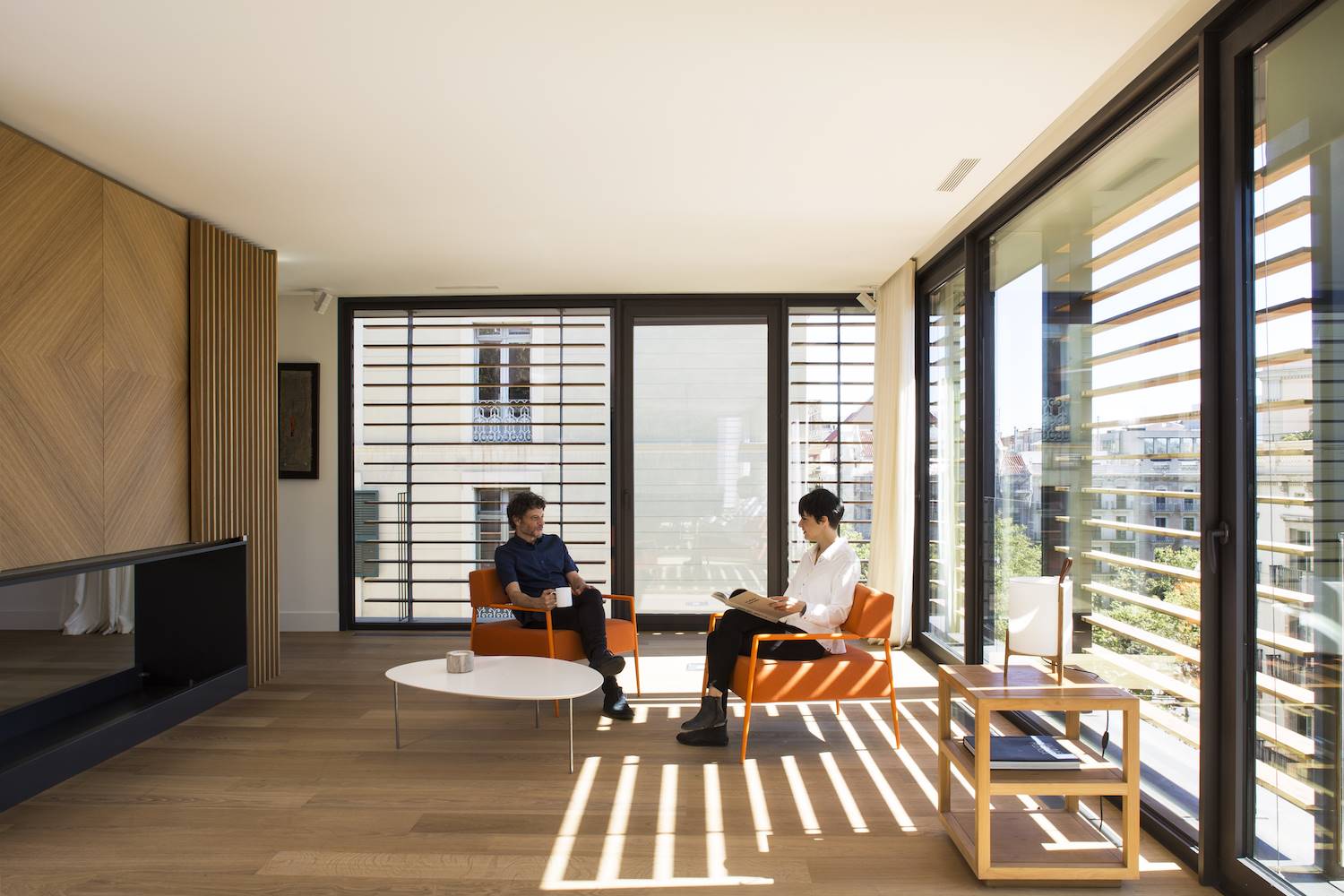 Salón del ático en el Eixample por La Casa por el Tejado. 