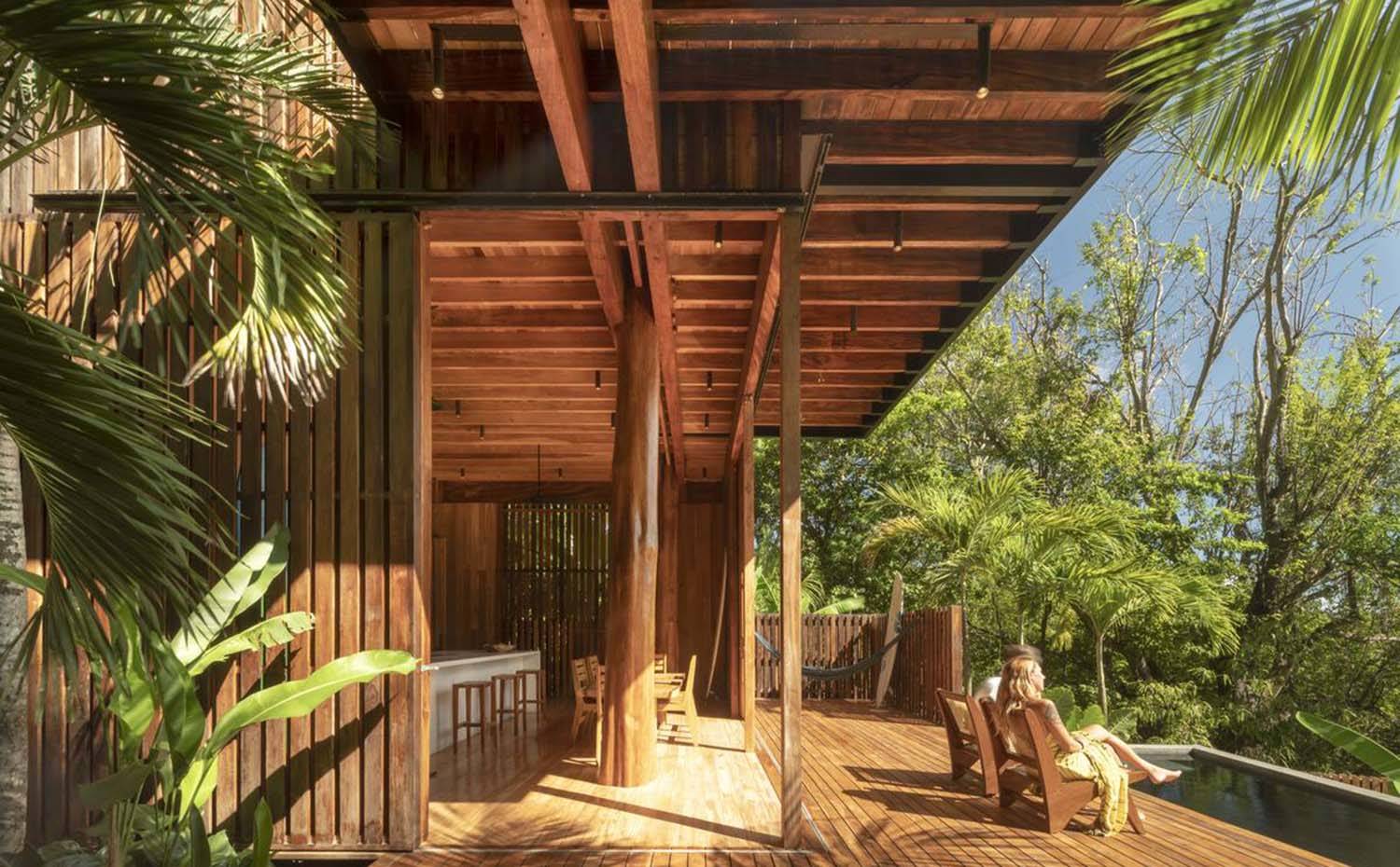 Terraza frente a la cocina, extesión de la casa con vistas, todo revestido de madera.. Cuando los cerramientos de la planta baja quedan abiertos, los límites entre interior y exterior se desvanecen, haciendo que el espacio diáfano se prolongue hasta la terraza.