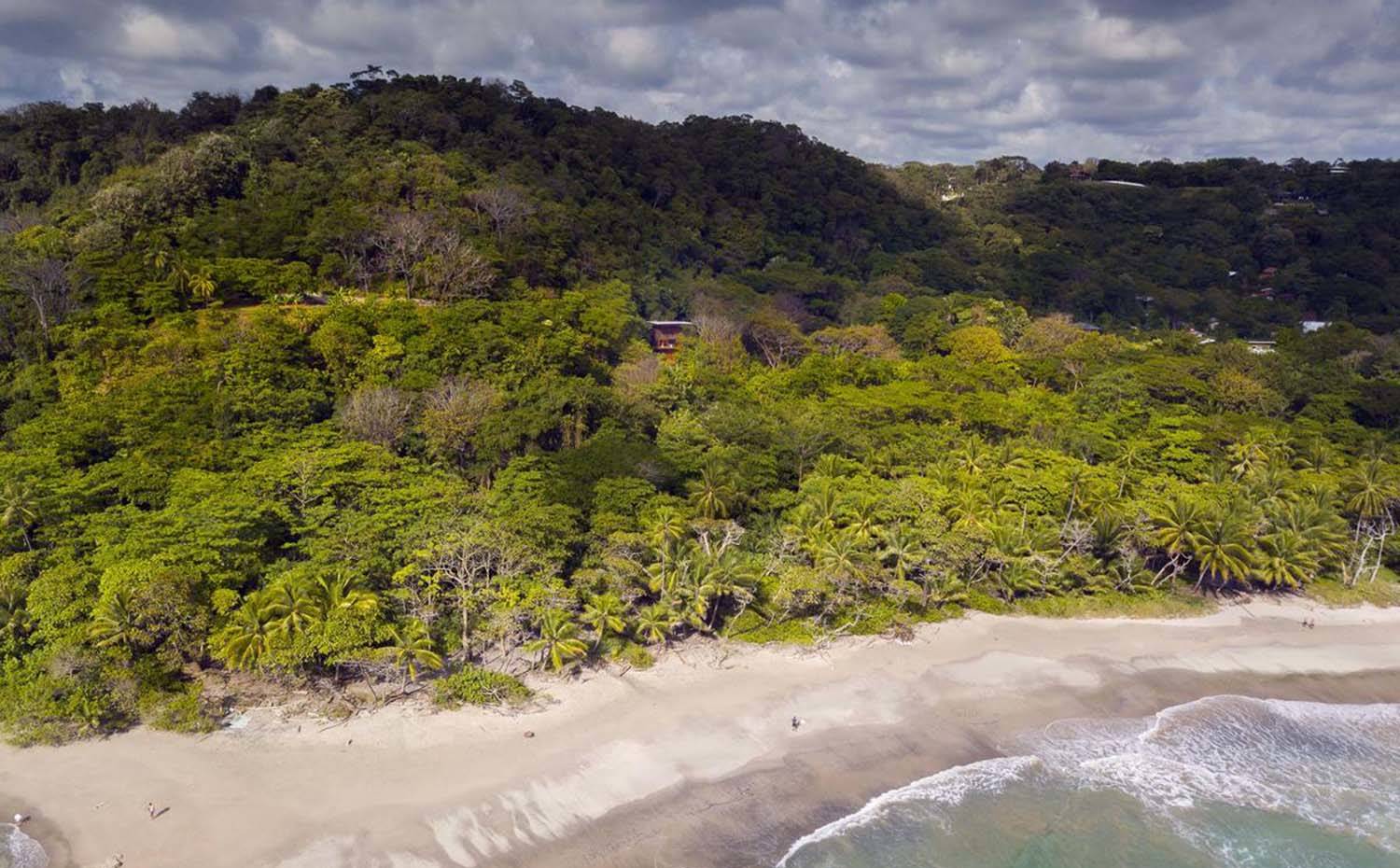 Vista del entorno natural donde se emplaza la casa, con la playa a muy pocos metros. La vivienda está ubicada a pocos metros de playa Hermosa, en la provincia costarricense de Guanacaste, en medio de una rica vegetación tropical.