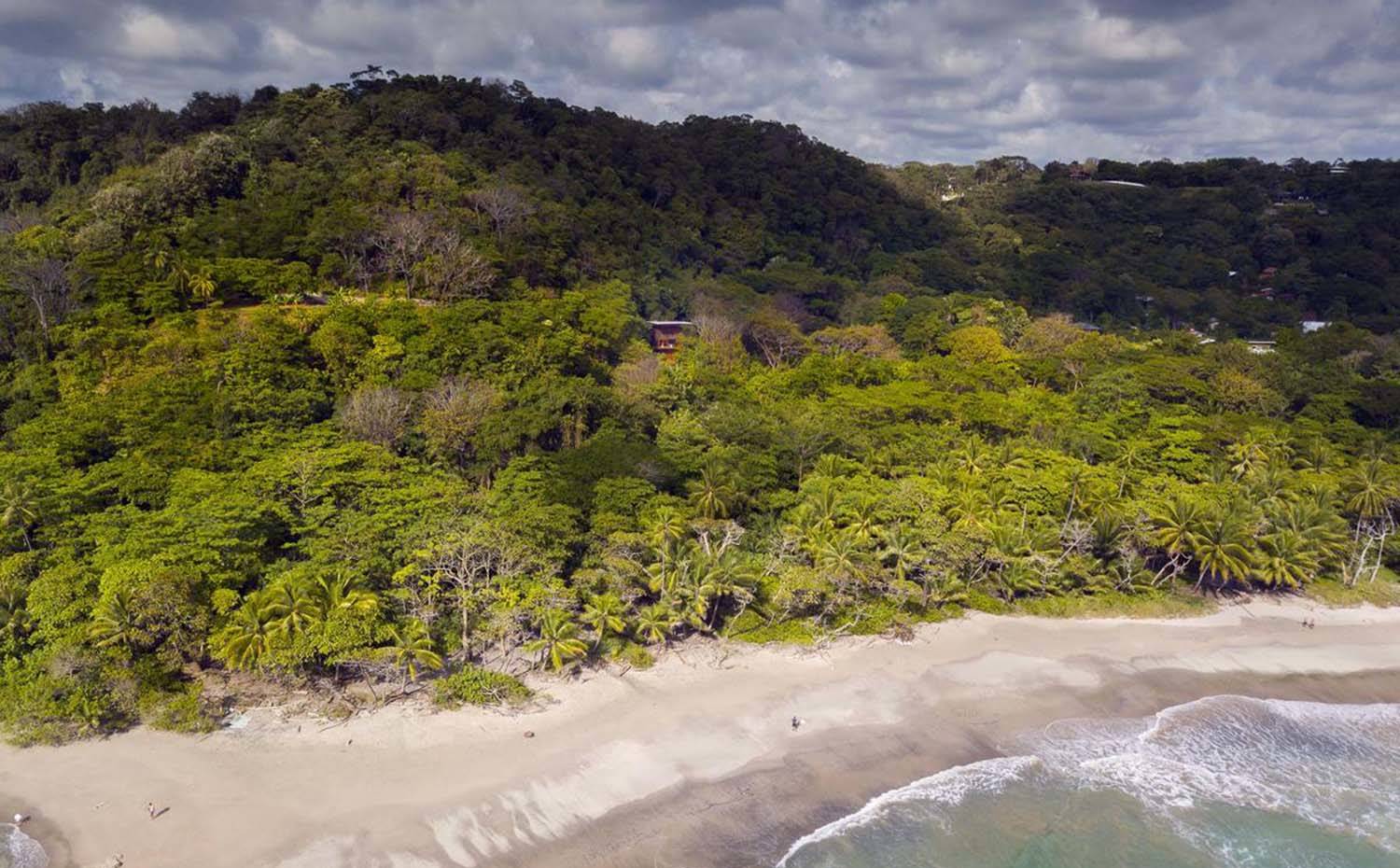 Vista del entorno natural donde se emplaza la casa, con la playa a muy pocos metros. La vivienda está ubicada a pocos metros de playa Hermosa, en la provincia costarricense de Guanacaste, en medio de una rica vegetación tropical.