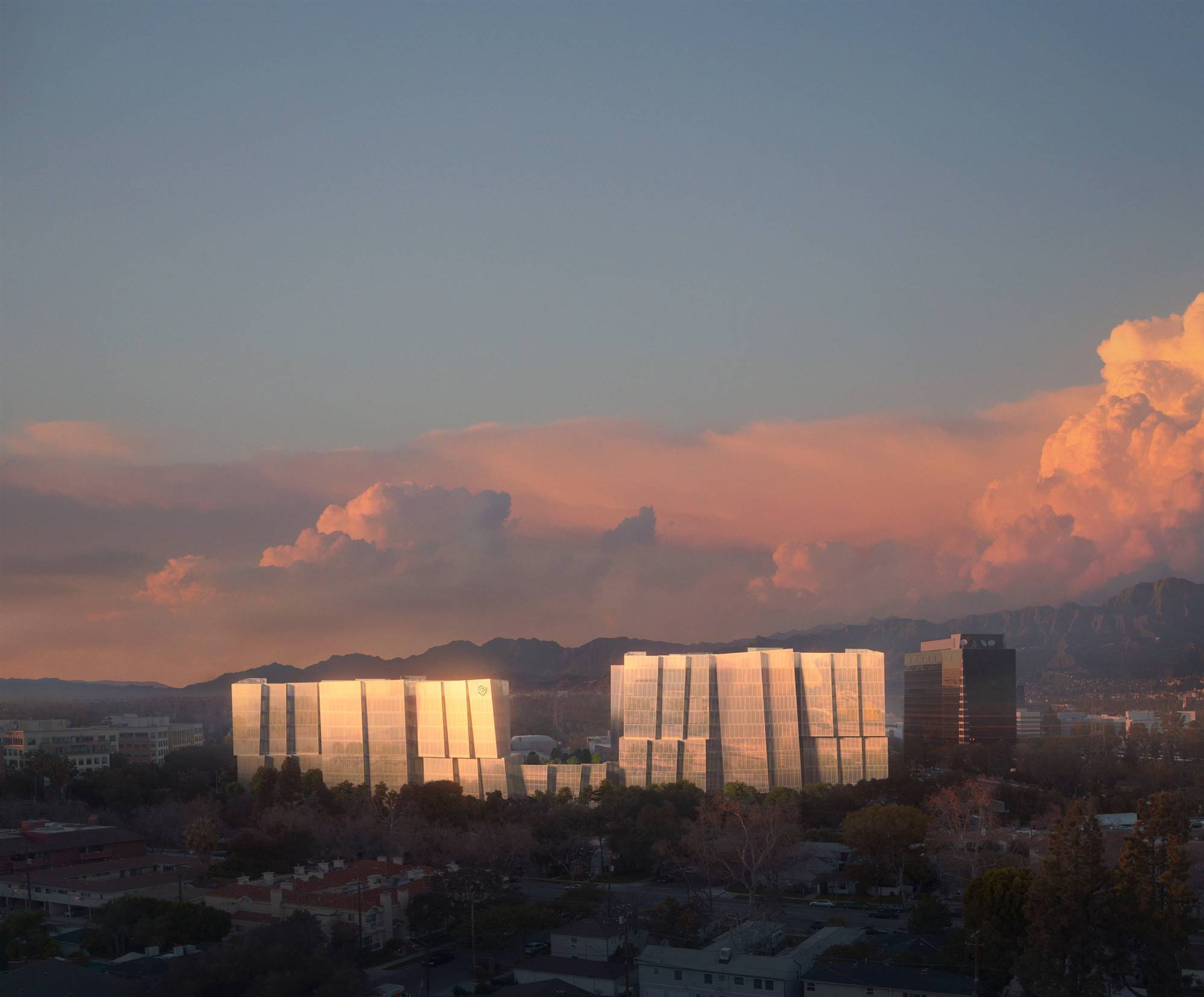Los materiales empleados para este proyecto arquitectónico realzarán las formas de los diferentes bloques gracias a los reflejos del sol californiano durante las distintas partes 