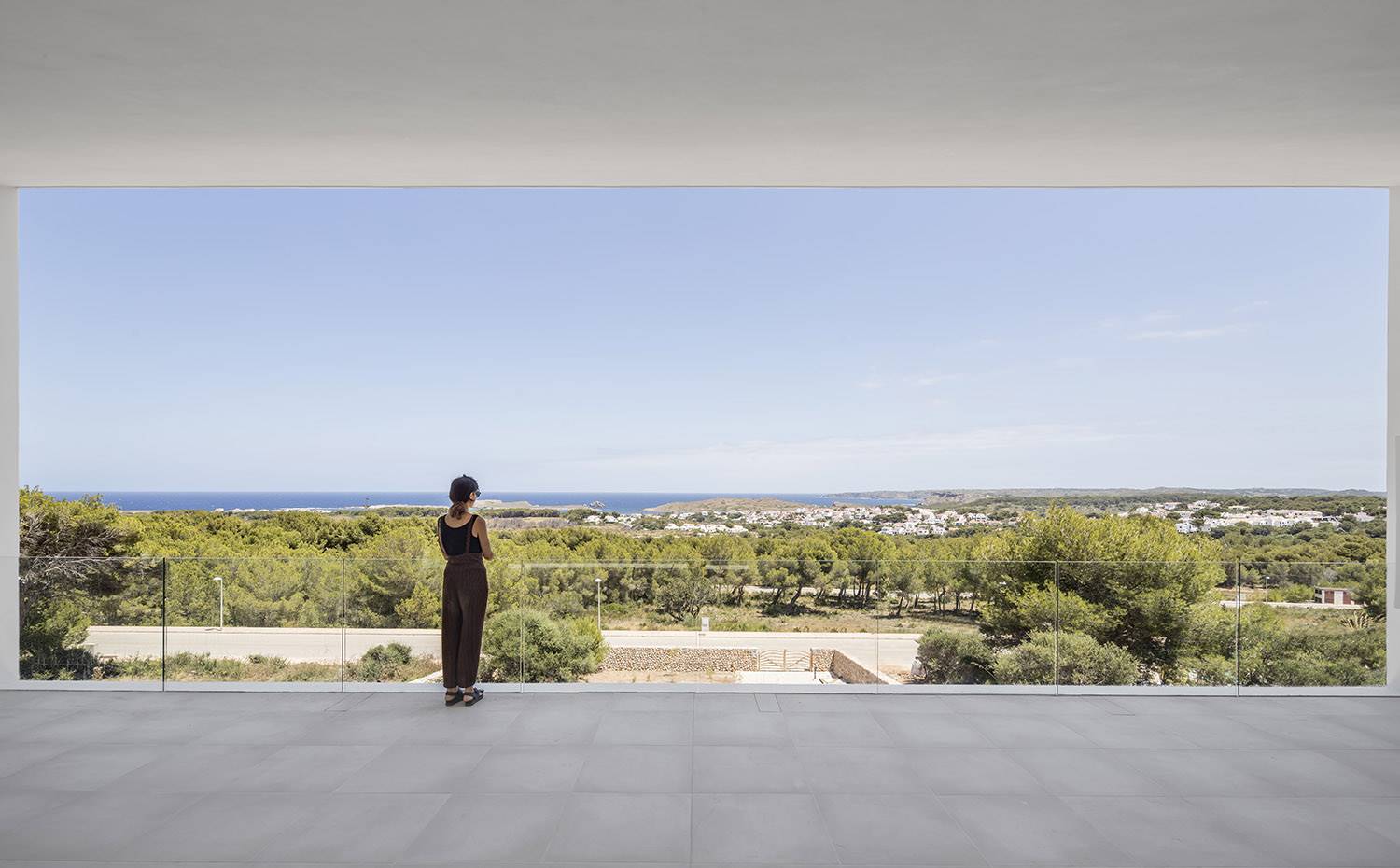 Terraza cubierta con amplio balcón con vistas panorámicas del entorno rural y el mar. La cocina y la sala de estar se abren directamente a una gran terraza cubierta de 43 m2 que funciona como una extensión del interior en reuniones sociales así como una gran ventana desde la que disfrutar del paisaje.