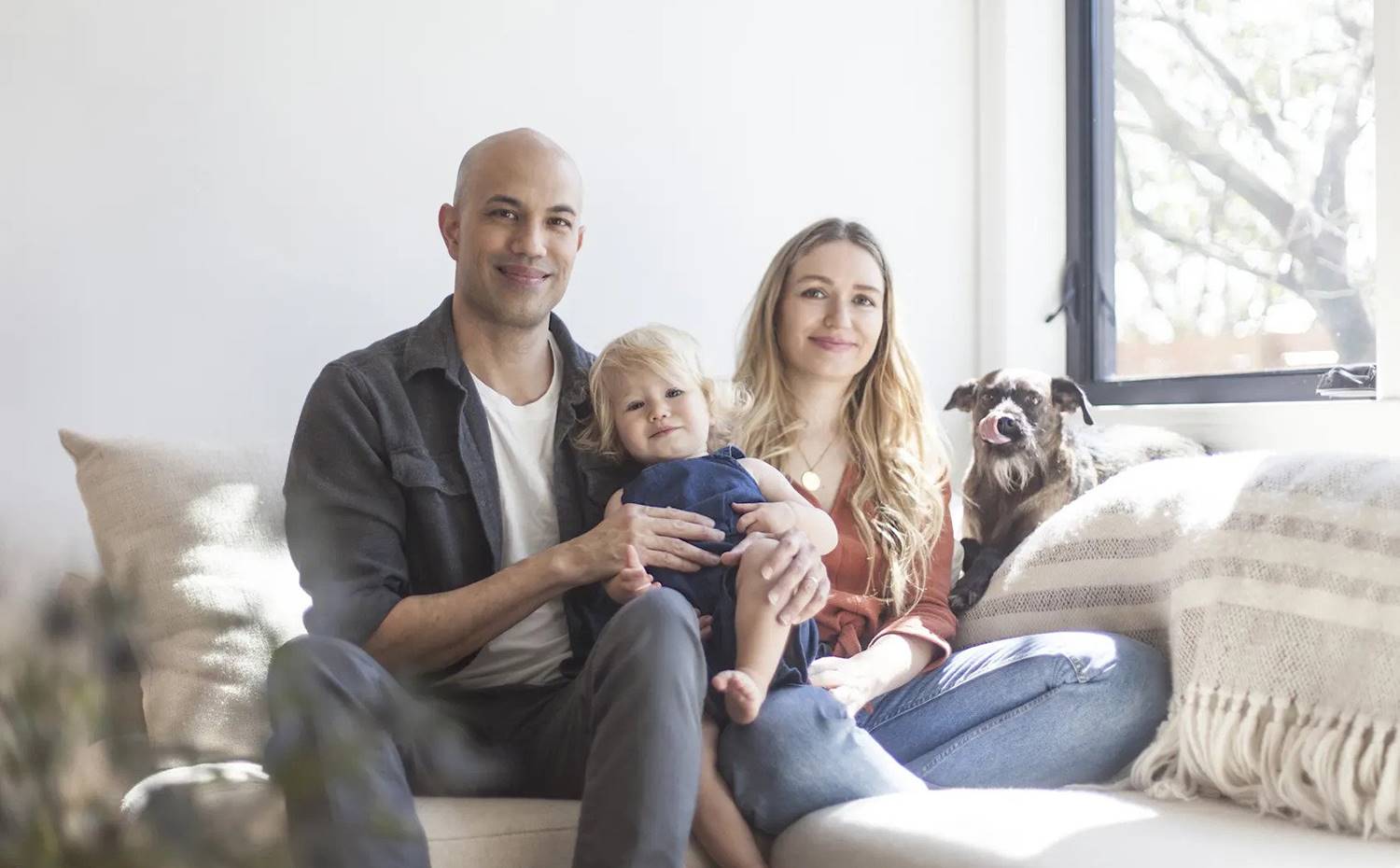 Greg Foley, Shannon Davenport, su hija Sage y Billie el cachorro. Greg Foley y Shannon Davenport son la pareja propietaria de esta vivienda en Austin, Texas, en la que viven junto a su pequeña hija Sage y su cachorro Billie.
