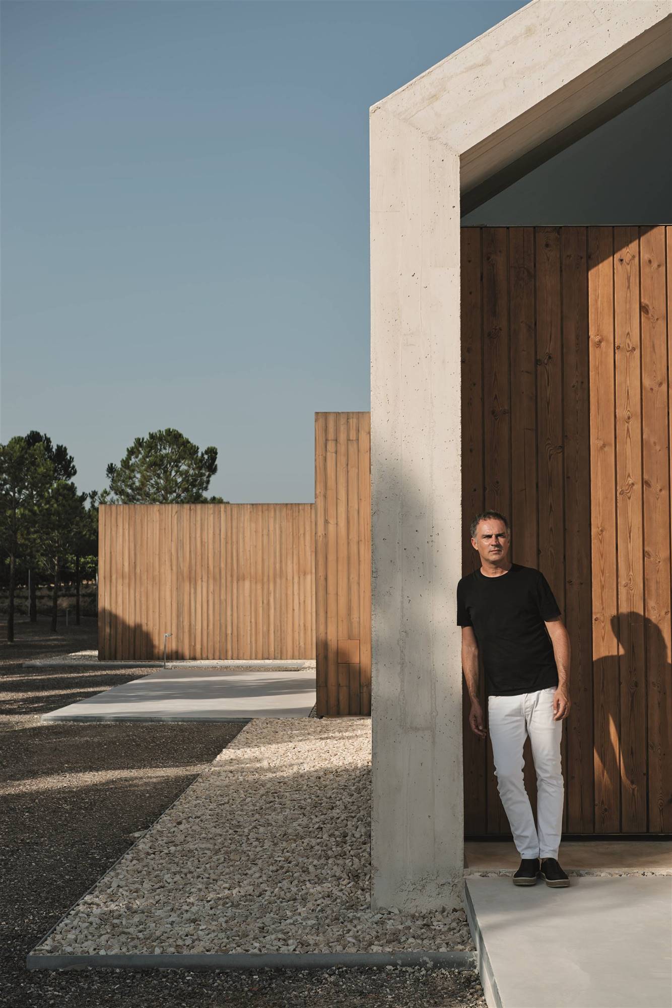 El arquitecto Ramón Esteve en su casa de vacaciones en Valencia.