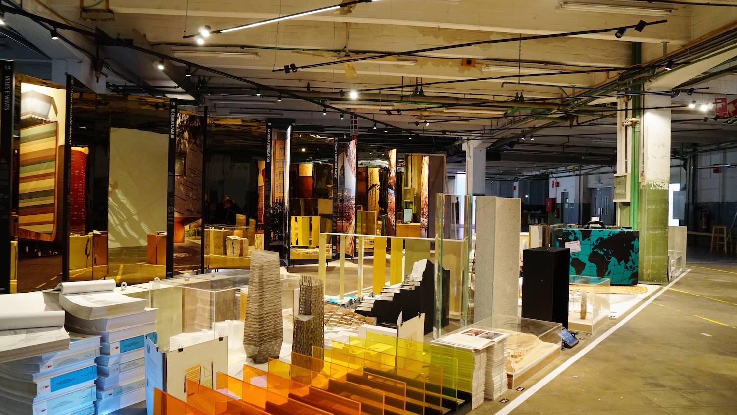Maquetas, material de trabajo, materiales... forman parte de esta "parada" del mercat.