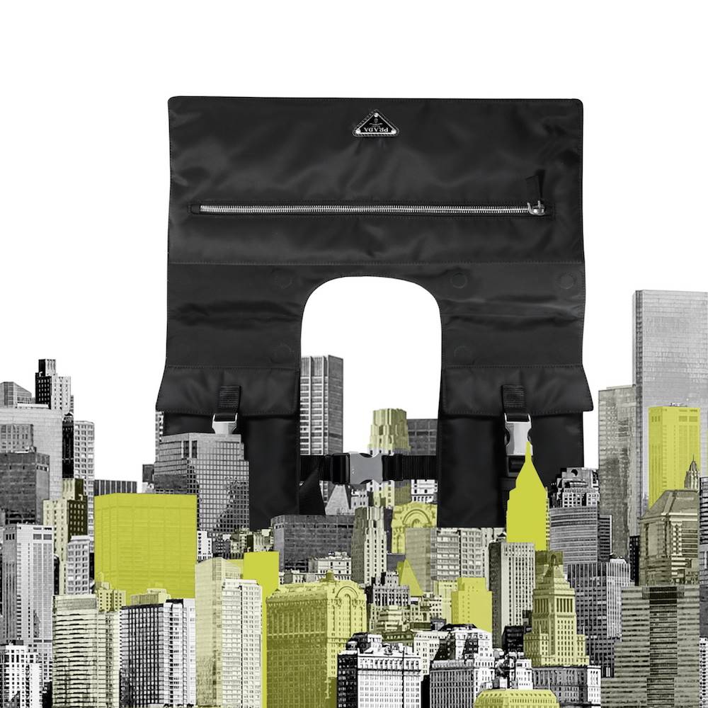 El bolso de Elisabeth Diller pasa de ser un bolso a un impermeable.