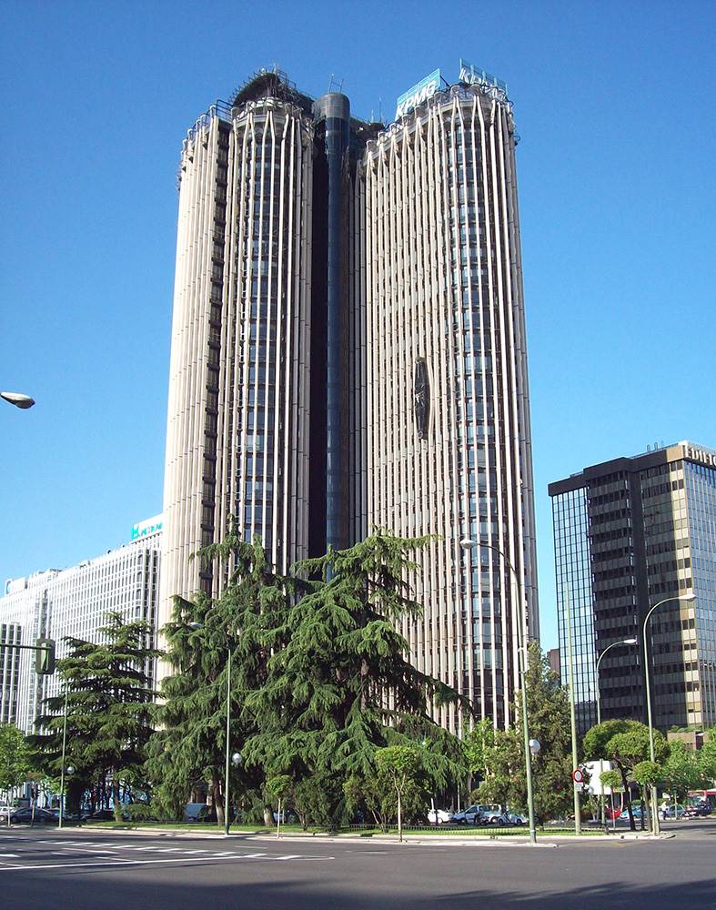Bautizada originariamente con el nombre Torre de Empsa, es la obra más importante del arquitecto Miguel de Oriol e Ybarra.