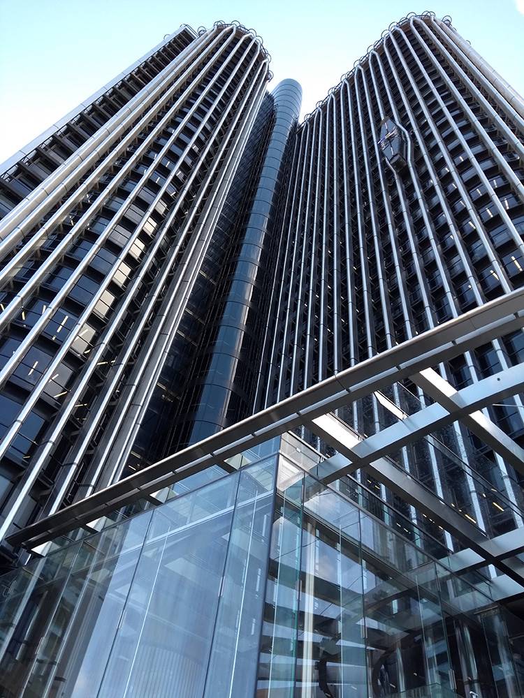La Torre Europa es de 120 metros de altura y cuenta con 32 plantas.
