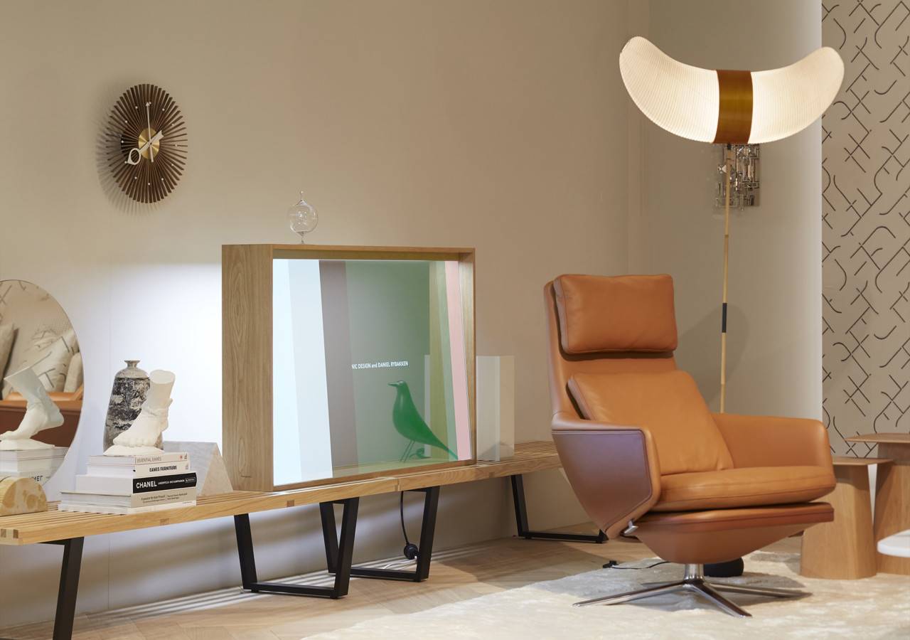 Así queda en un salón la nueva pantalla OLED diseñada por Vitra y creada por Panasonic