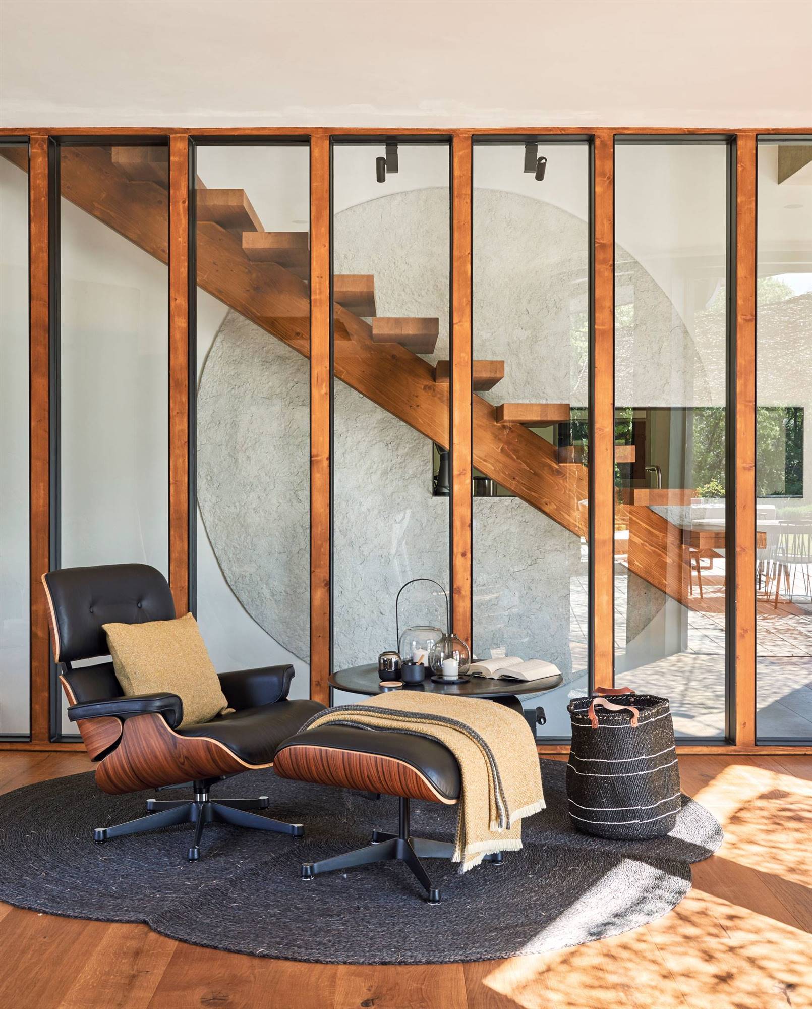 butaca lounge chair eames alfombra cesta. Las piezas claves para un rincón con encanto