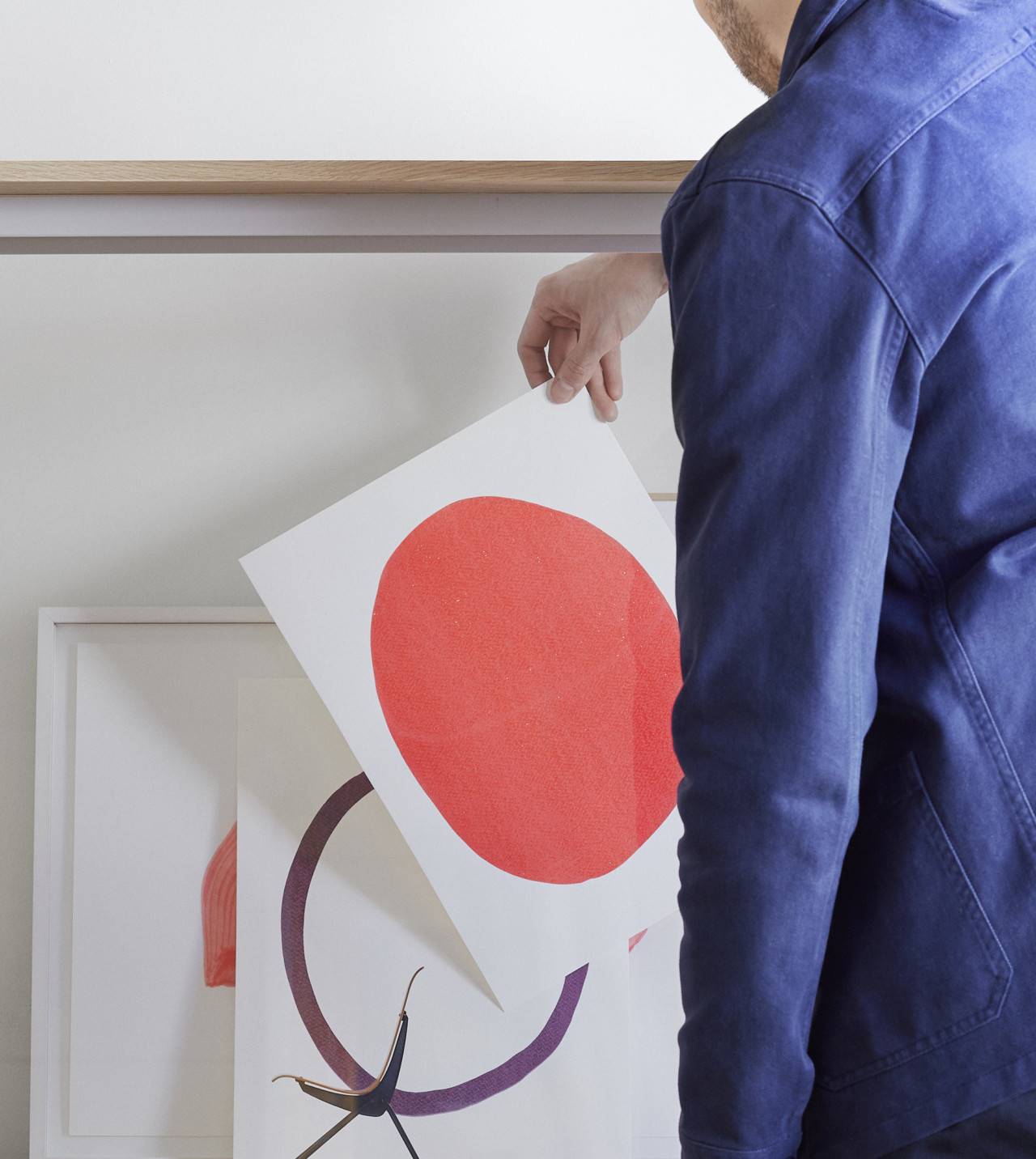Como en cualquier vitrina, se pueden exponer todo tipo de objetos decorativos, cuadros e ilustraciones.