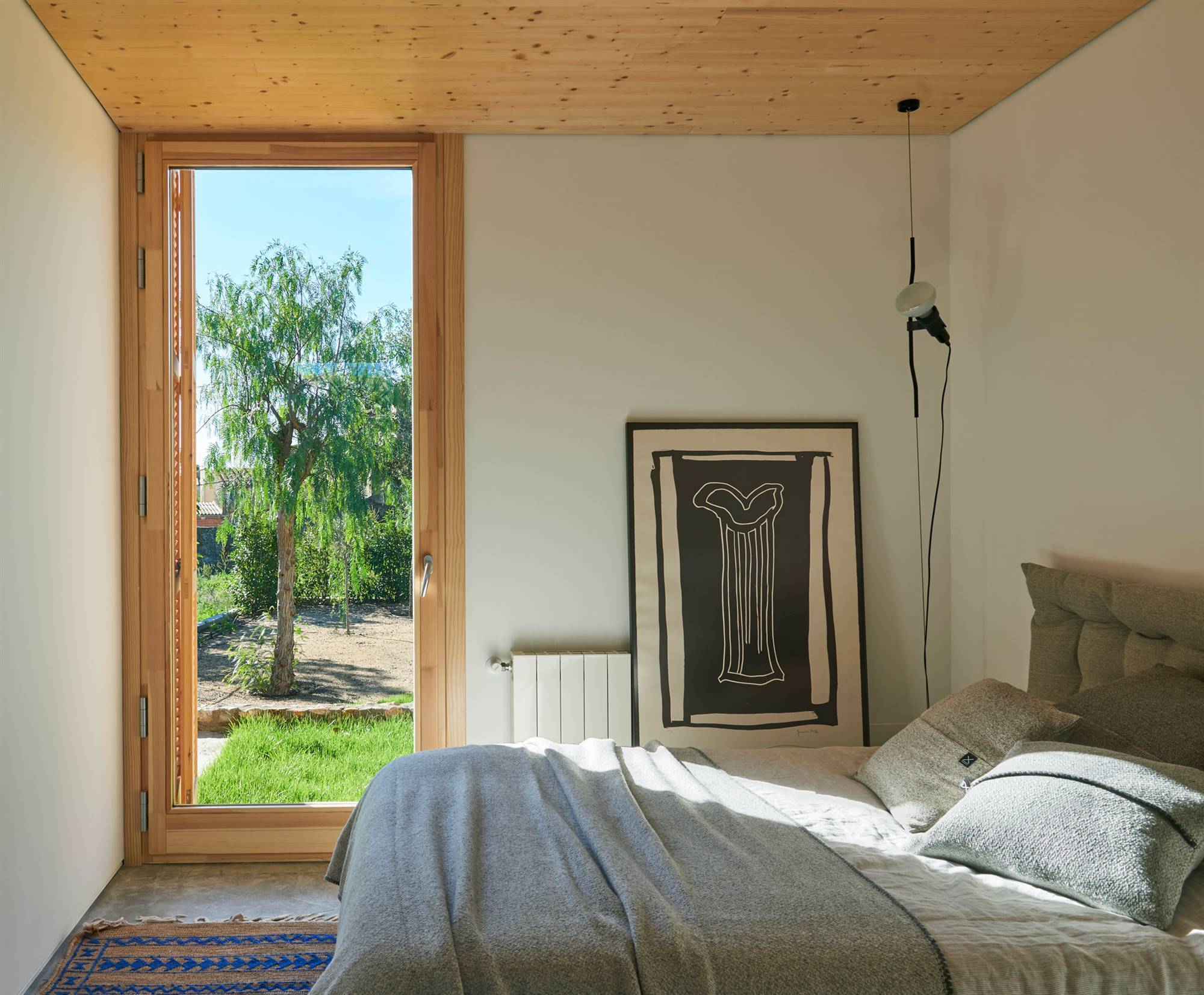 dormitorio lámpara parentesi flos cuadro. Una deco simple pero efectiva