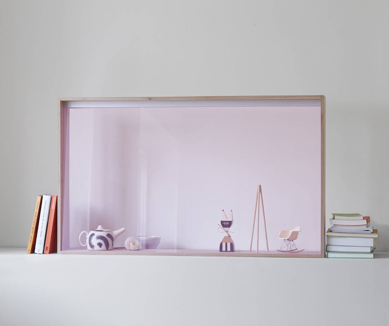 Su marco de madera y pantalla transparente hacen que encaje en cualquier tipo de decoración contemporánea.