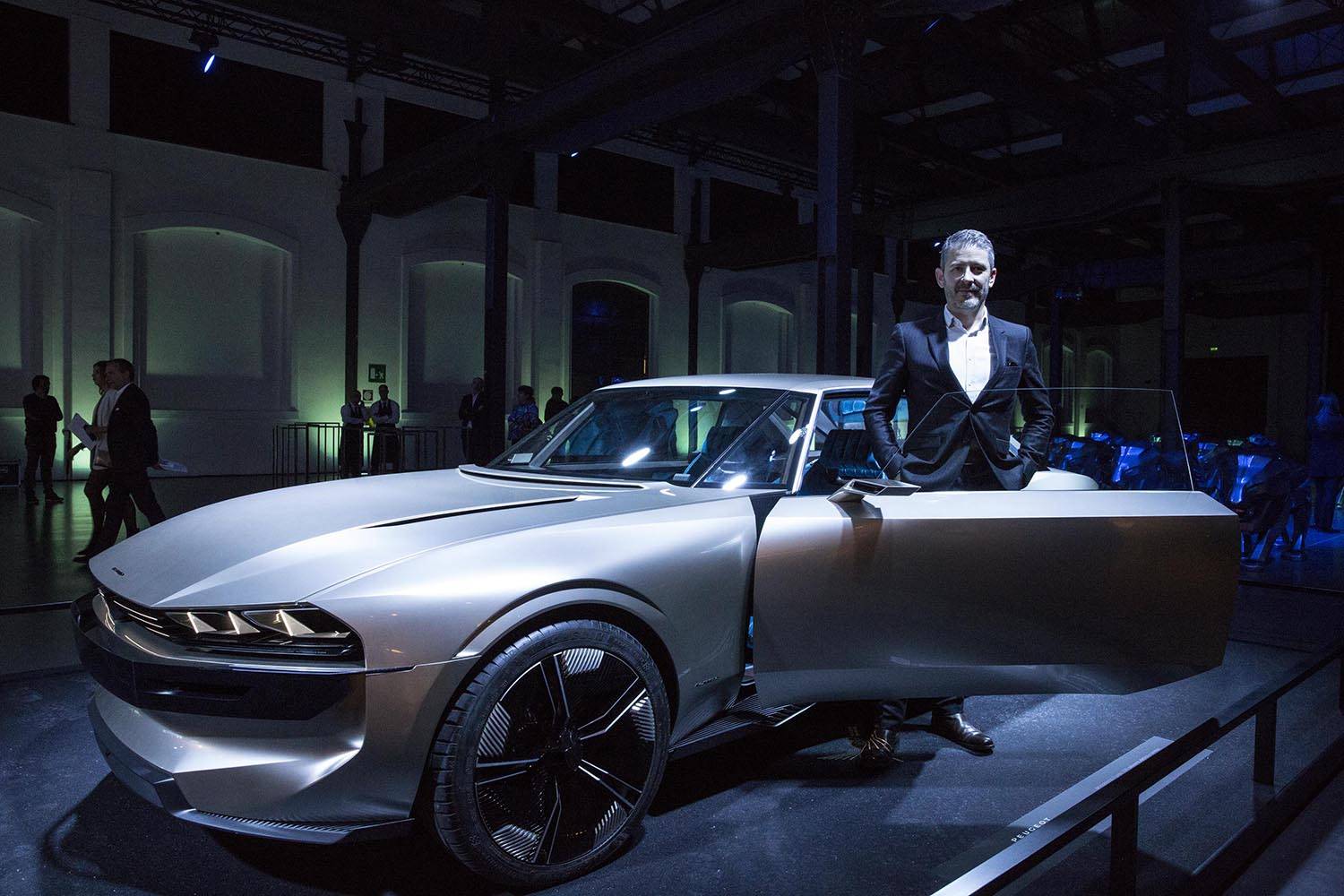 Gilles Vidal, director de diseño de Peugeot, posa con el e-Legend Concept