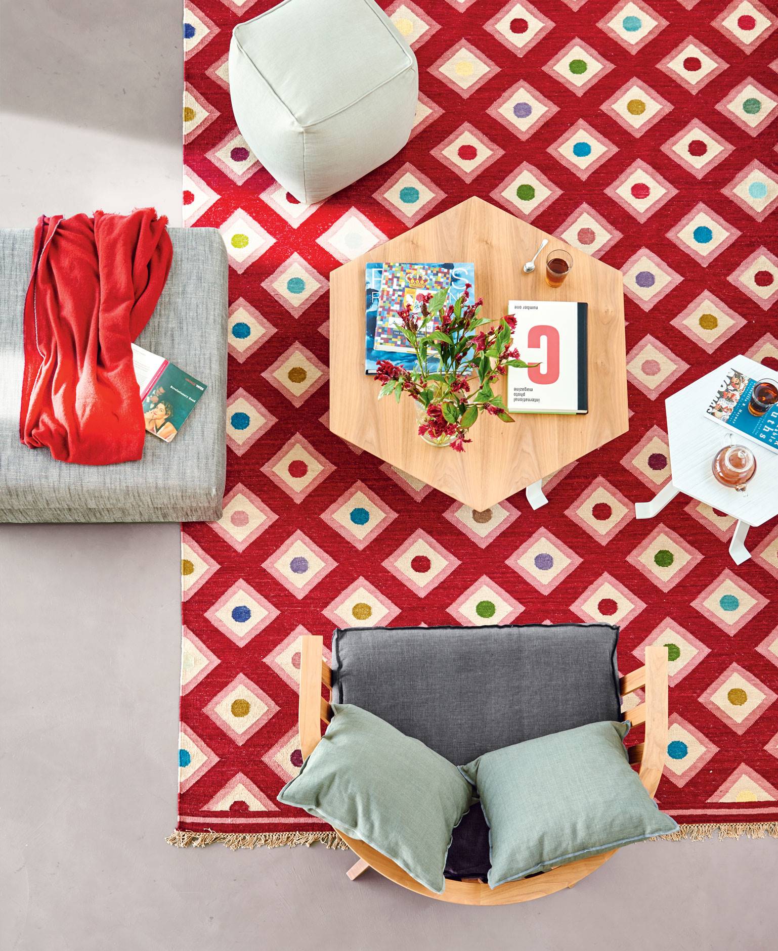alfombra kilim roja. Una alfombra gustosa