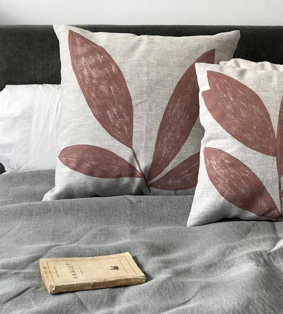Cojines con motivos florales de Conchita Plasencia