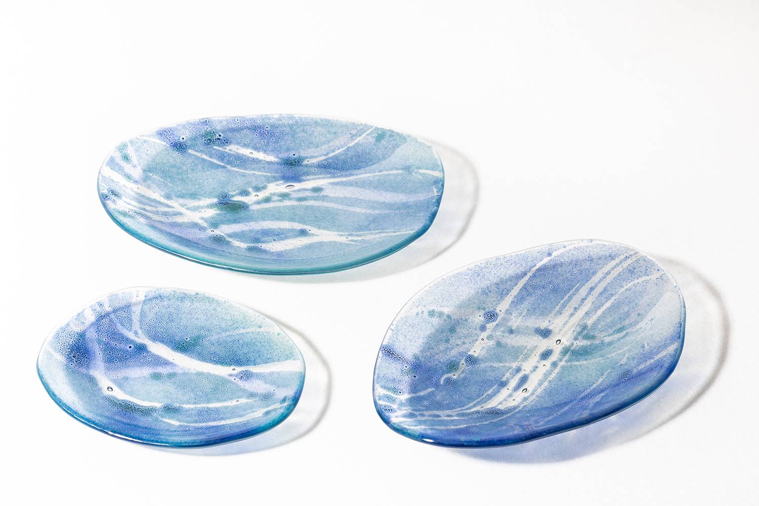 La colección Trazas de Mar se inspira en las formas orgánicas y en la paleta cromática de los fondos marinos de su isla natal.