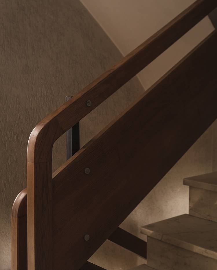Baranda madera, estructura de acero, escaleras de mármol. Detalle de la barandilla de la escalera de la Torre de Ripalda, una emblemática construcción proyectada por el arquitecto español Antonio Escario. Dentro de ella se sitúa la vivienda reformada por el estudio Balzar Arquitectos. 