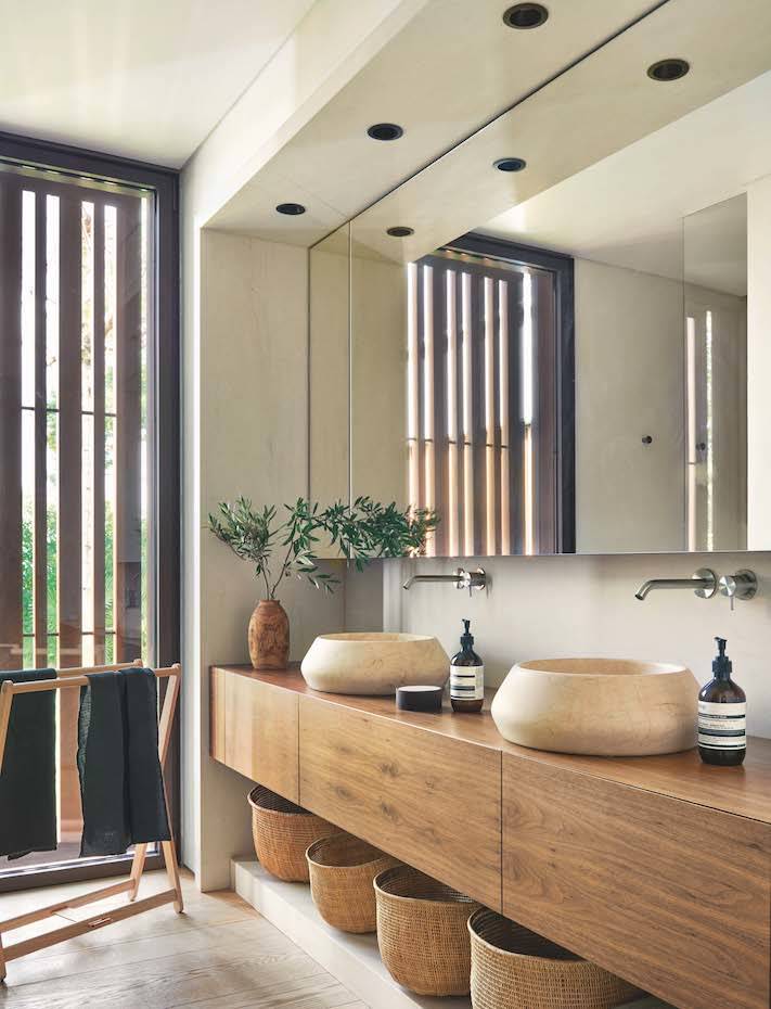 Baño Casa Da Rocha. La luz natural es uno de los puntos clave de la casa, como la que podemos apreciar en el baño.