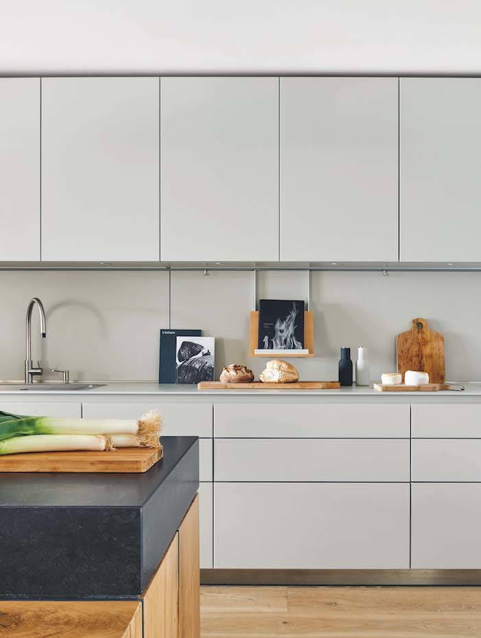 Cocina de Casa Da Rocha. En la cocina destaca una importante isla central de ocho metros, de madera maciza de roble coronada por una pieza de granito que centraliza las actividades culinarias. La grifería es la Filo-S de Blanco. Las tablas de cortar son de HK Living. 