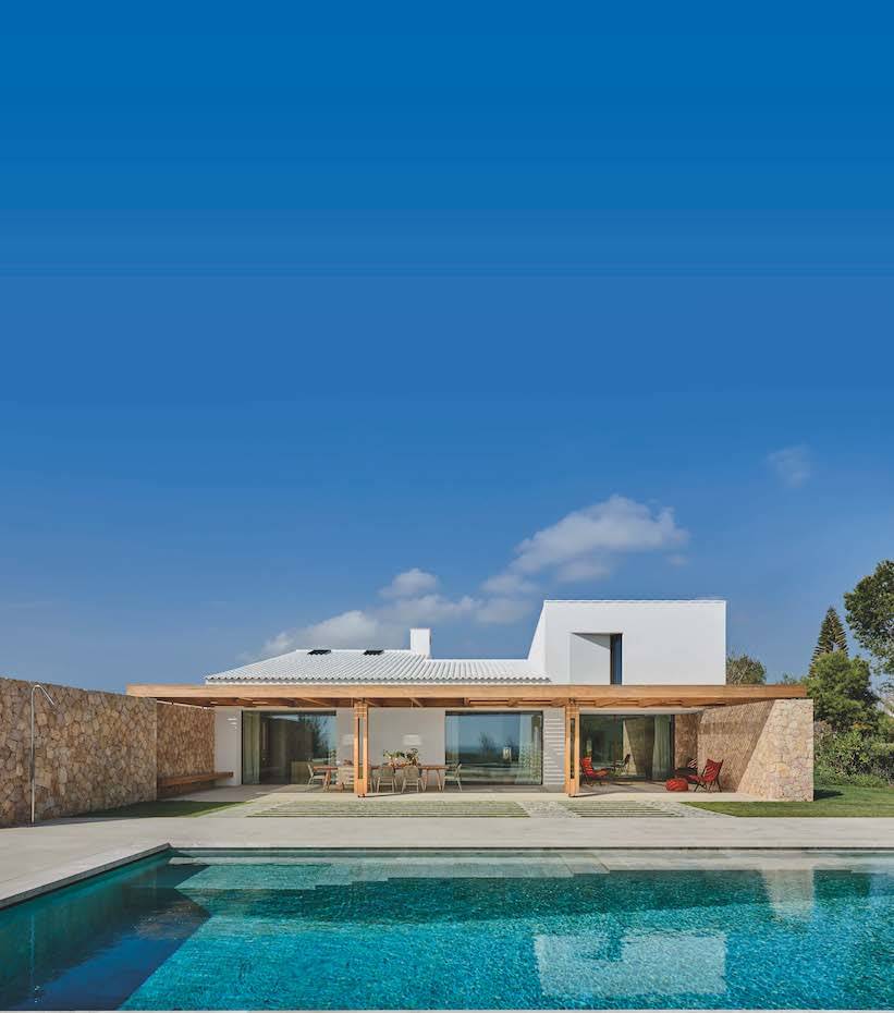 Piscina y porche de Casa Da Rocha. Todos los espacios de la casa se orientan al sur, buscando las vistas y la conexión conel mar.