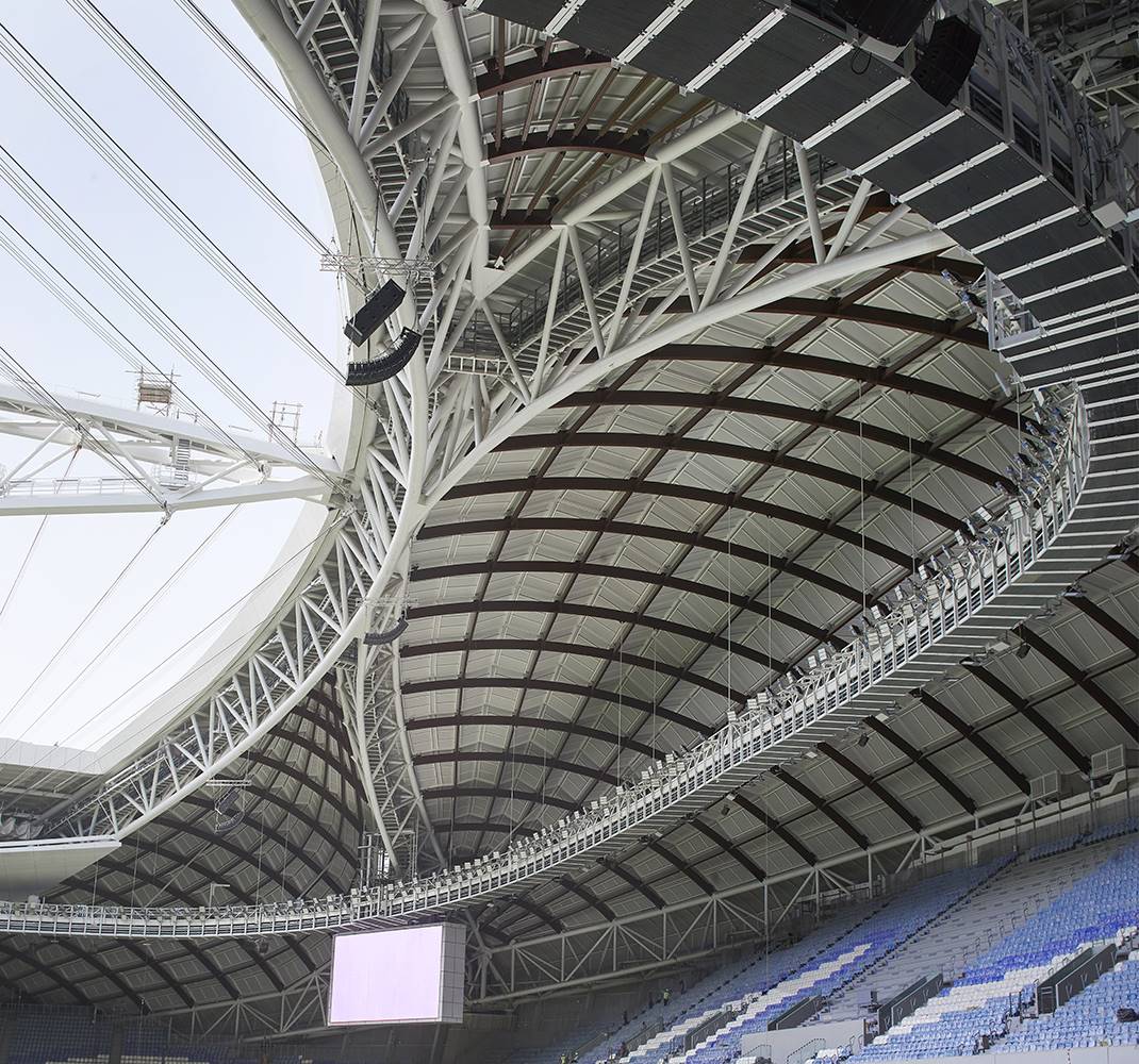 El estadio Al Janoub de Zaha Hadid Architects dispone de una cubierta practicable diseñada por Schalich Bergermann Partner y un sistema de refrigeración en las gradas. 