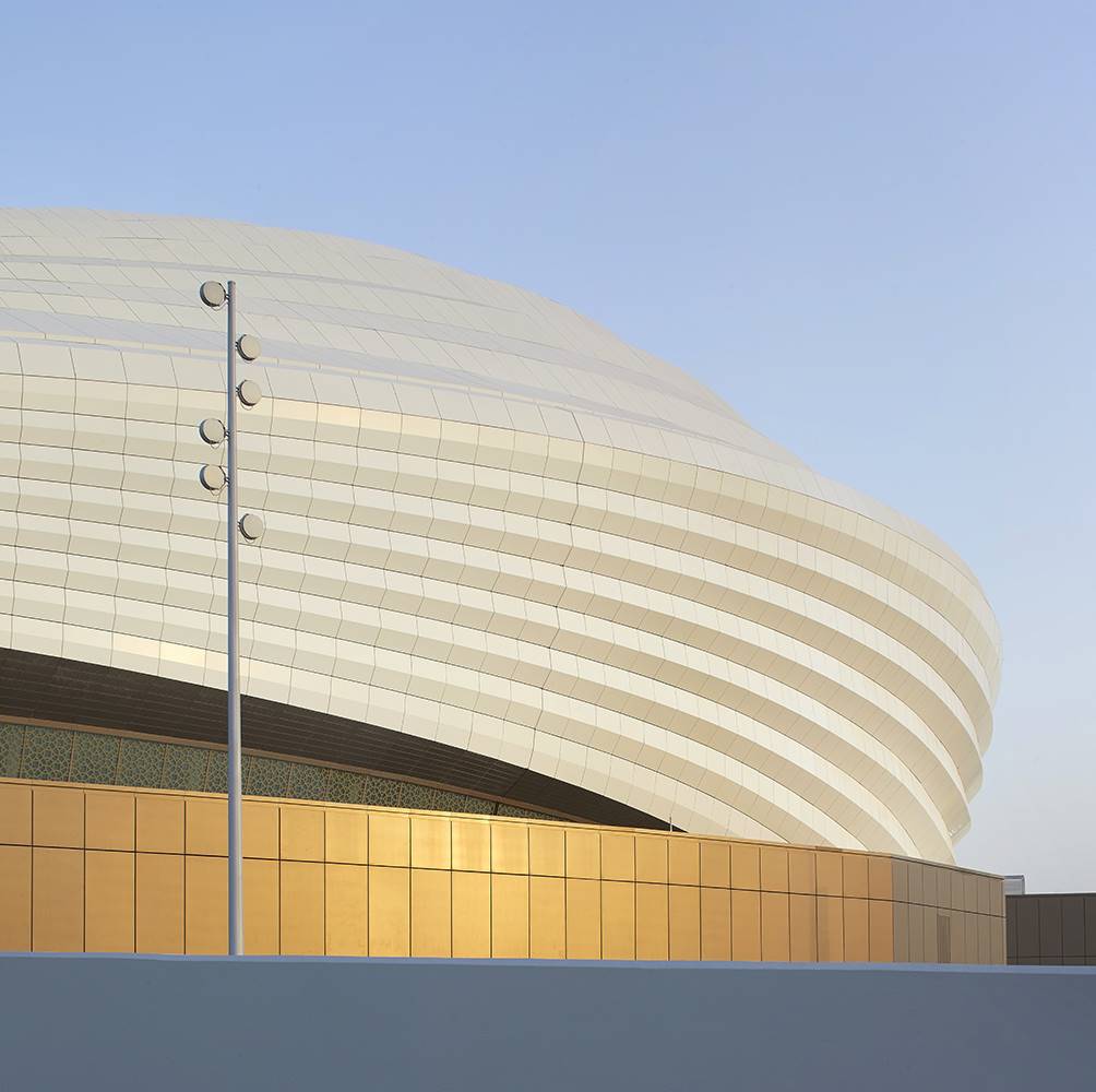 El nuevo estadio de Zaha Hadid Architects evoca el vínculo de la región con el mar.