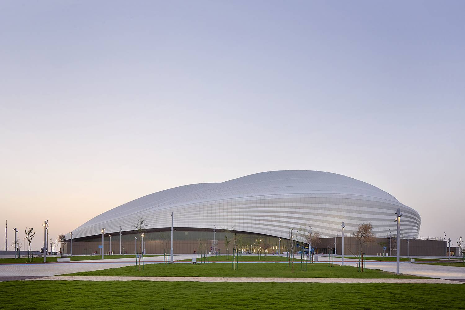 El estadio Al Janoub se ubica en la ciudad de Al Wakrah, 23 kilómetros al sur de la capital de Qatar, Doha.