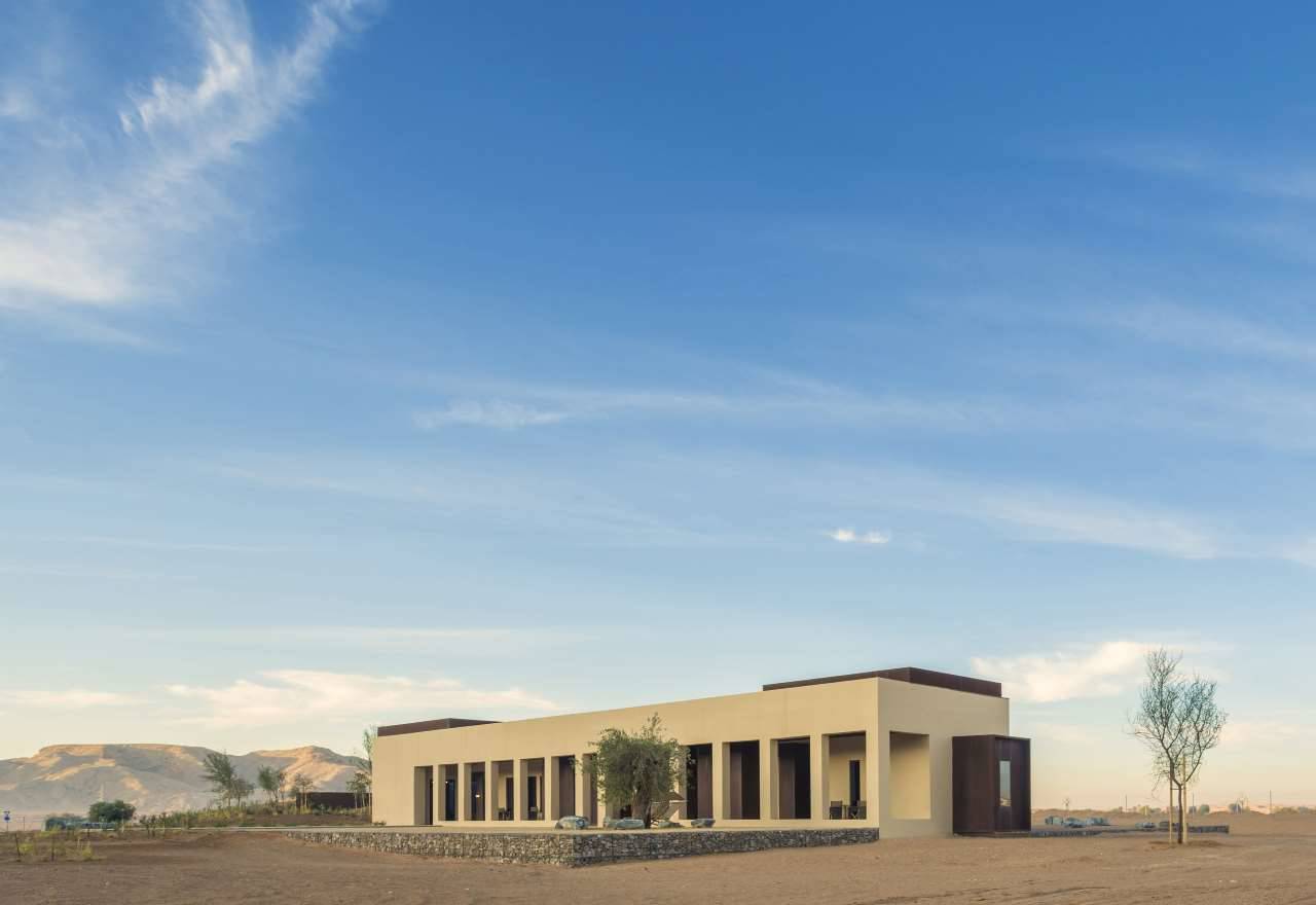 fachada trasera al faya lodge sharjah uae anarchitect yatzer. 