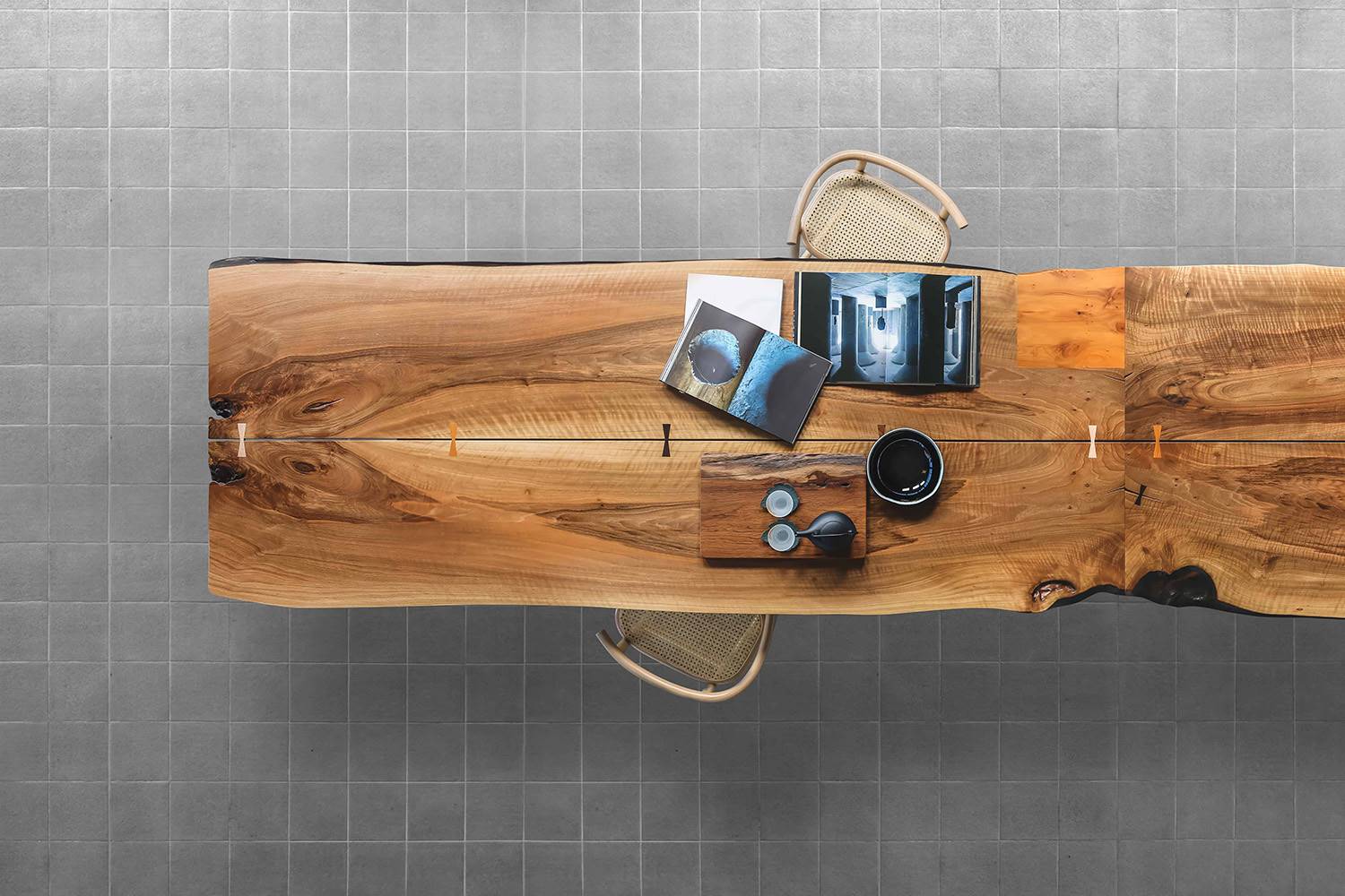 artesanía arkaia. Las mesas de madera maciza de la firma Arkaia reivindican la belleza de los troncos irregulares, las vetas desechadas por la industria y el espíritu esencial de cada pieza.