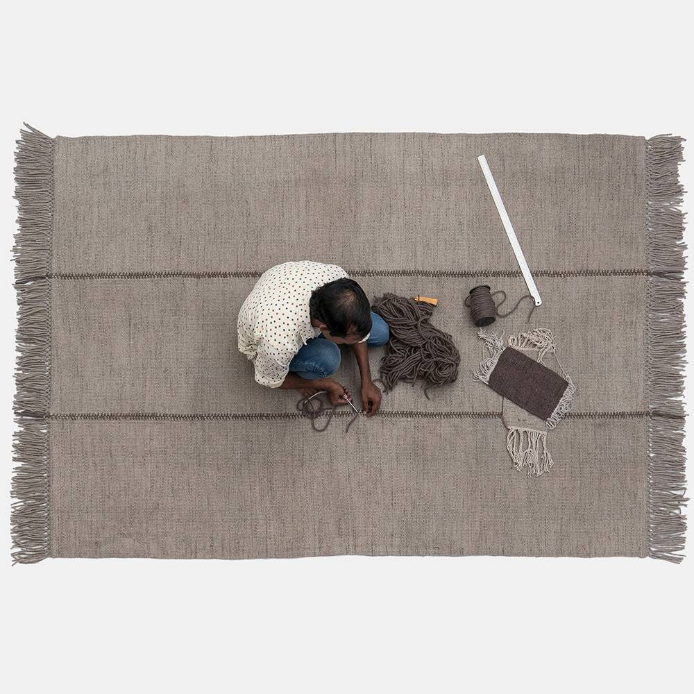 artesanía Monologue nanimarquina. Tres, diseño de Elisa Padrón y Nani Marquina, es una alfombra tradicional de India tejida a la plana llamada Dhurrie.