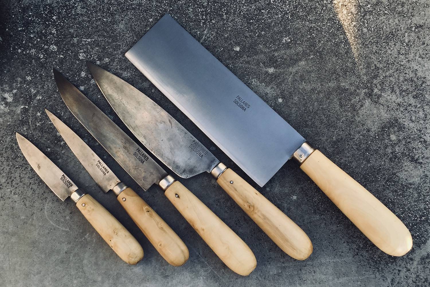 artesanía pallarés solsona. Cada uno de los cuchillos de la marca Pallarés se fabrica a mano con materiales como el hierro (acero carbono) de la hoja y la madera de boj de la empuñadura.