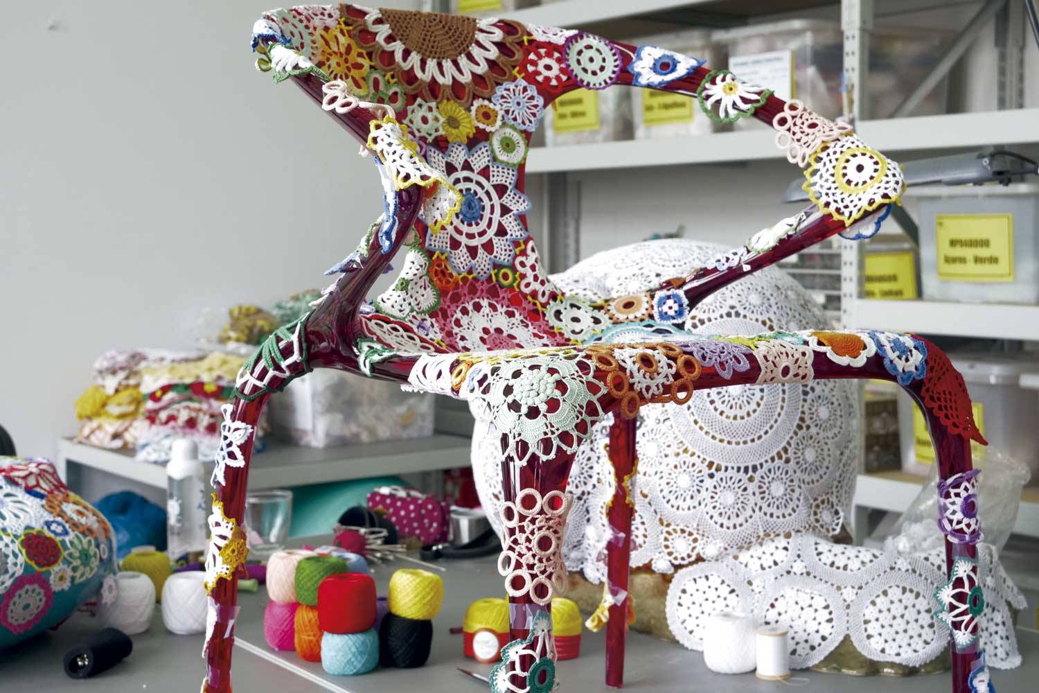 El crochet es uno de los materiales que ha usado Joana Vasconcelos en su versión de la silla Ava
