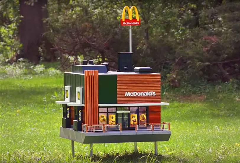 El estudio de arquitectura Nord Ddb ha creado una colmena a semejanza de un McDonald's.
